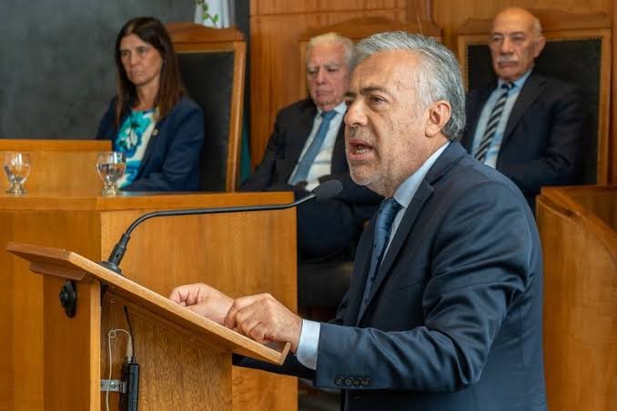 MIENTRAS EL ESTADO MENDOCINO PIDE AUSTERIDAD, LE ADJUDICÓ A CLARO UN CONTRATO DE $781 MILLONES POR 2.300 CELULARES OFICIALES