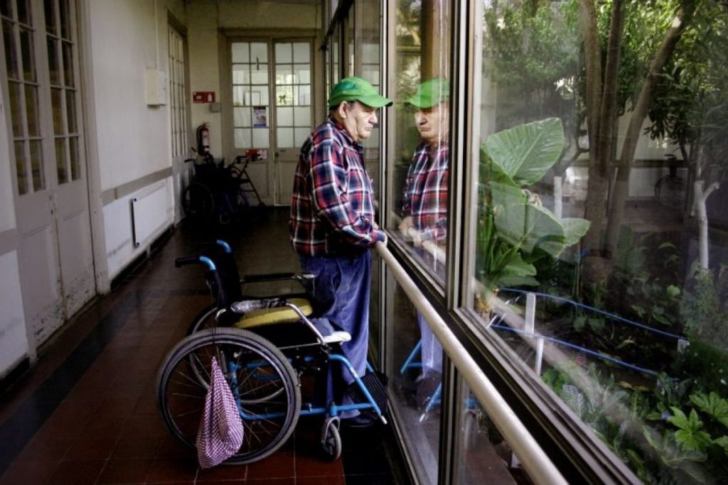 MURIÓ UN HOMBRE DE 79 AÑOS EN UN GERIÁTRICO CLANDESTINO DE LAS HERAS TRAS UN CORTE DE LUZ Y DETUVIERON A LA DUEÑA