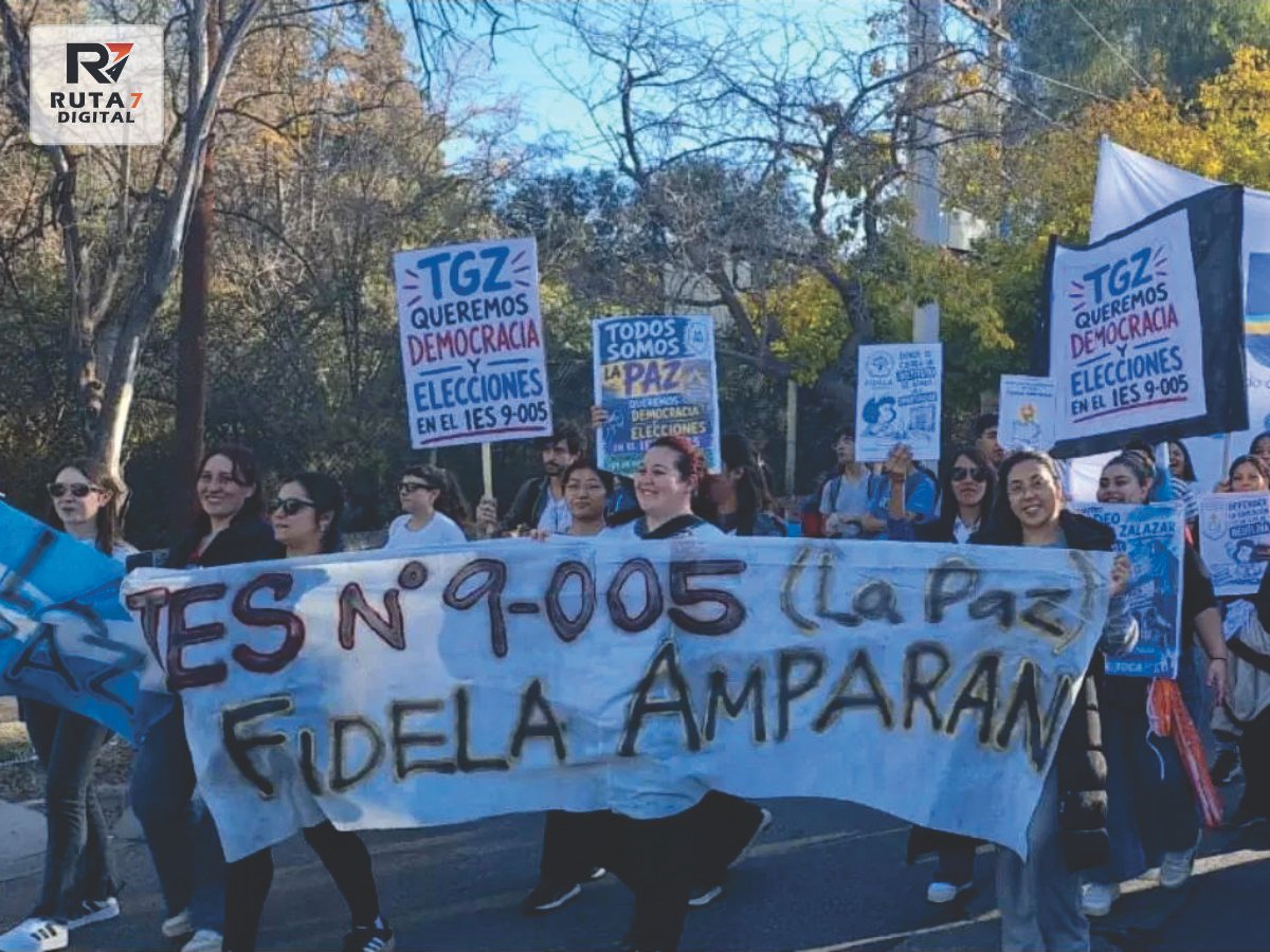 "NO NOS CIERRA": LA COMUNIDAD DE LA PAZ SALE A LAS CALLES PARA DEFENDER EL IES FIDELA AMPARÁN