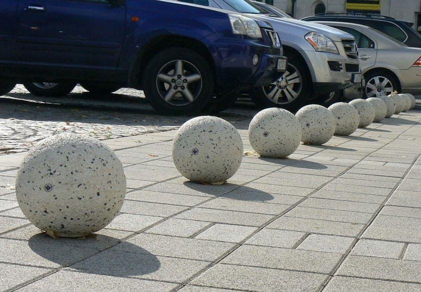 PARA QUÉ SIRVEN LAS BOLAS DE CEMENTO QUE APARECEN EN CALLES Y VEREDAS