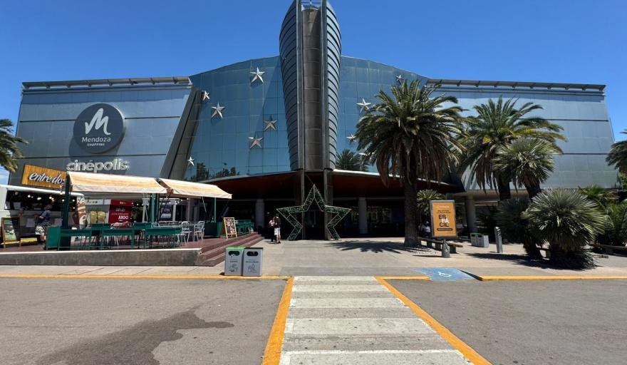 PIDEN CAMBIAR LOS HORARIOS DE SUPERMERCADOS Y SHOPPINGS PARA QUE LOS EMPLEADOS PUEDAN VER LA FINAL DEL MUNDIAL
