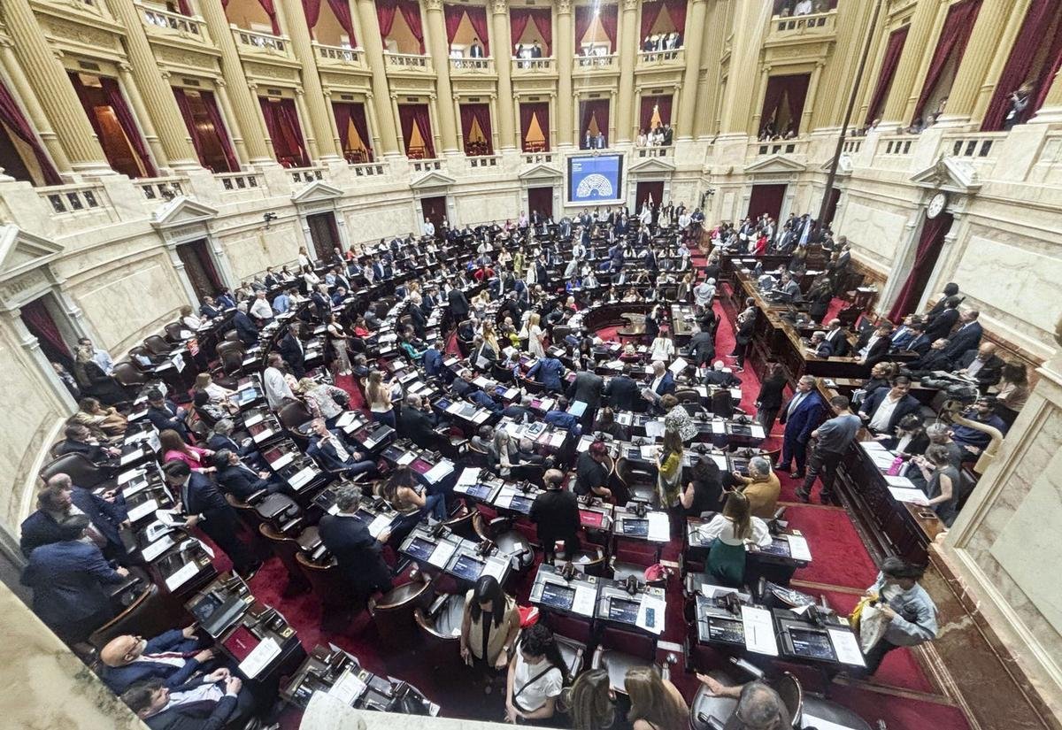 PRESUPUESTO 2027: DÓLAR A $1.847, INFLACIÓN DEL 18% Y SALARIOS CON UNA SUBA PROYECTADA DEL 25,4%