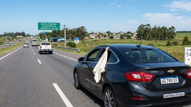 QUÉ SIGNIFICA EL PAÑUELO BLANCO EN UN AUTO Y CÓMO ACTUAR SI LO VES EN LA RUTA