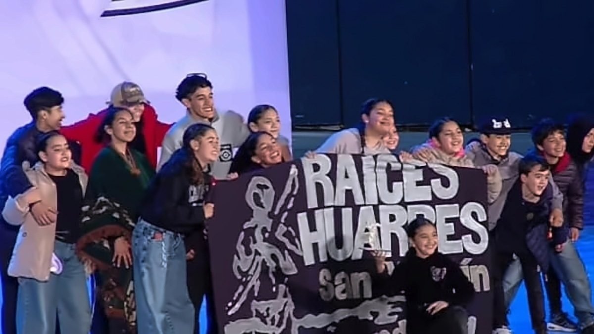 RAÍCES HUARPES LLEVÓ LA DANZA DE SAN MARTÍN AL ESCENARIO MAYOR DE COSQUÍN