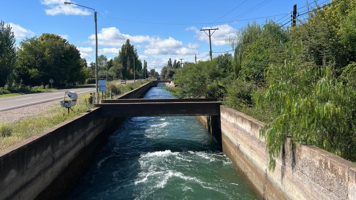 RESCATE EN SAN RAFAEL: UNA ADOLESCENTE CAYÓ A UN CANAL Y TRES HOMBRES LOGRARON SALVARLA