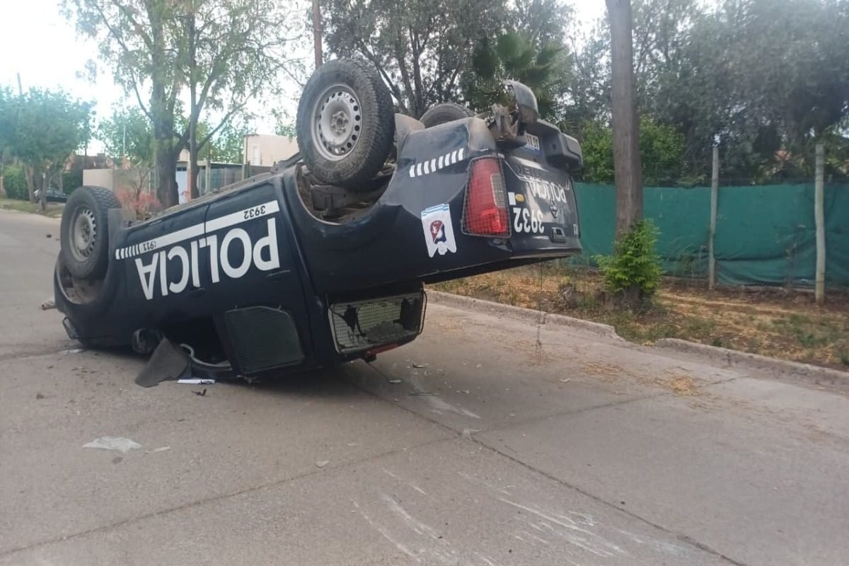 RIVADAVIA: UN MÓVIL POLICIAL VOLCÓ TRAS CHOCAR CON UN CHEVROLET EN PLENO CENTRO