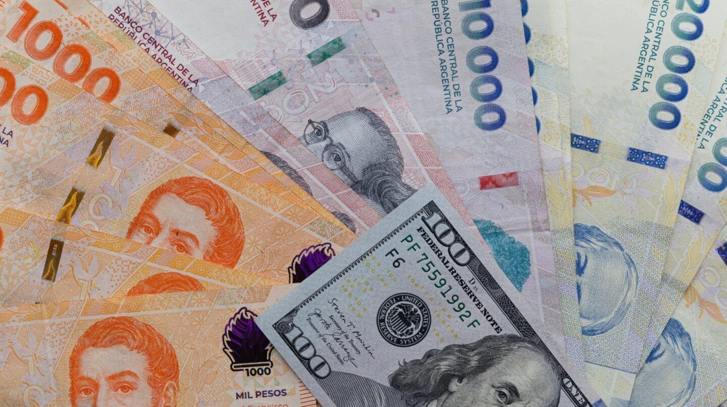SÉPTIMA SUBA CONSECUTIVA DEL DÓLAR: LA COTIZACIÓN SE ACERCA A LOS $1.500 Y REAVIVA EL DEBATE CAMBIARIO