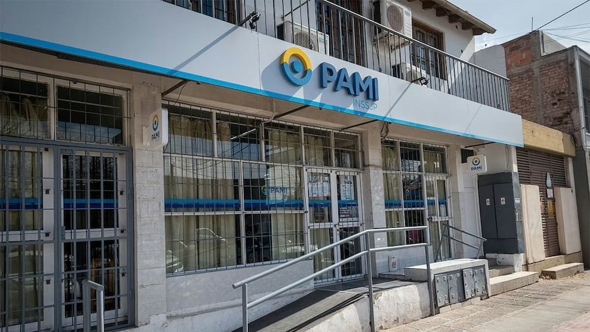 SAN MARTÍN: JUBILADOS DENUNCIAN RECORTES DE SERVICIOS PARA AFILIADOS DE PAMI EN EL EX SANATORIO ARGENTINO