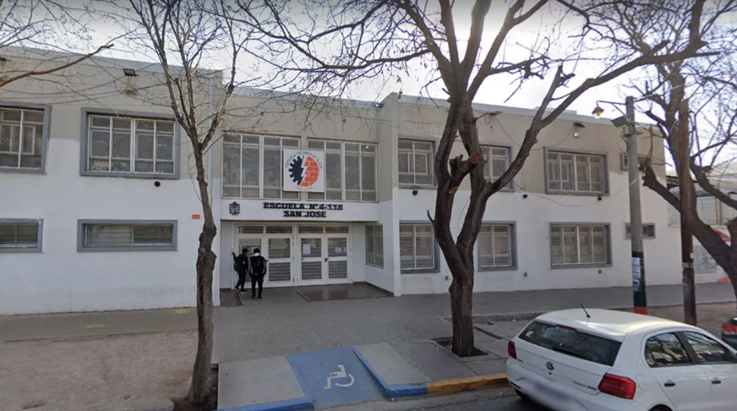 SE DESPLOMÓ PARTE DEL TECHO DE UNA ESCUELA EN GUAYMALLÉN Y SUSPENDIERON CLASES EN UN AULA