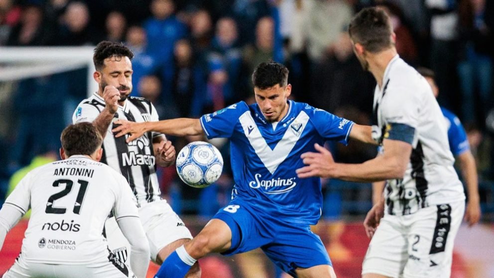SE ESCAPÓ EN EL FINAL: GIMNASIA CAYÓ ANTE VÉLEZ EN LINIERS Y YA PIENSA EN LO QUE VIENE
