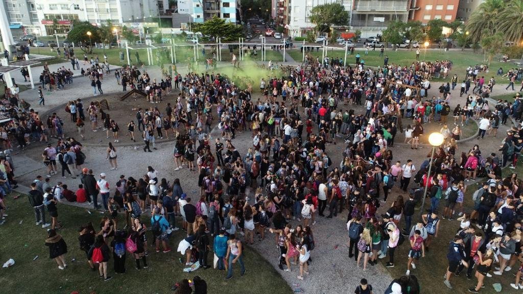 SE JUNTARON A “FARMEAR AURA” EN UNA PLAZA DE MAR DEL PLATA Y TERMINARON ATACADOS A PIEDRAZOS
