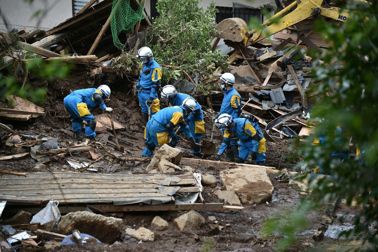 TERREMOTO EN JAPÓN: SUBE A 13 LA CIFRA DE MUERTOS Y LOS RESCATISTAS BUSCAN SOBREVIVIENTES ENTRE LOS ESCOMBROS