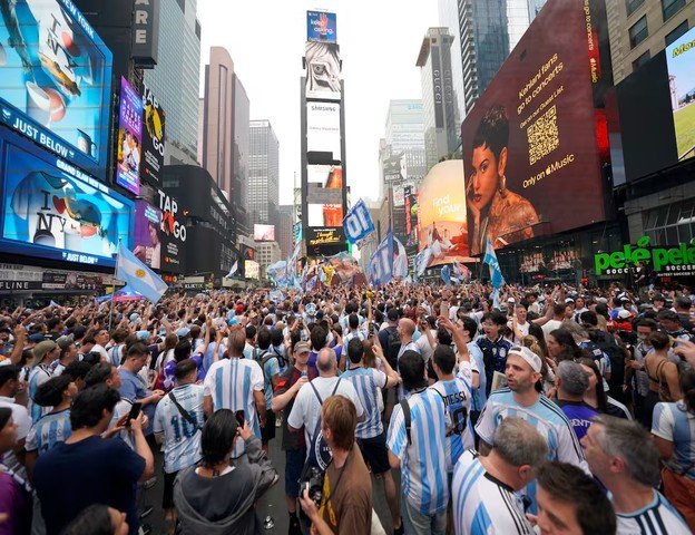 TIMES SQUARE SE VISTIÓ DE CELESTE Y BLANCO: LA LLUVIA NO PUDO CONTENER LA PASIÓN ARGENTA