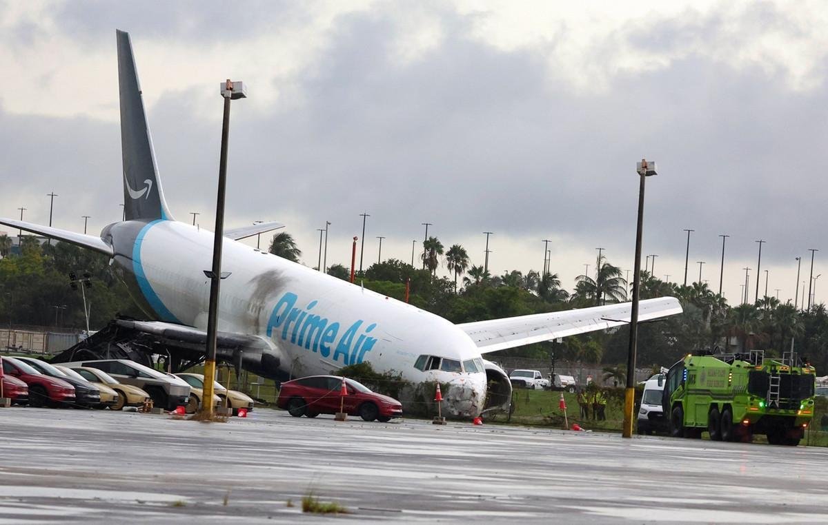 TRAGEDIA AÉREA EN ESTADOS UNIDOS: UN AVIÓN DE CARGA DE AMAZON SE ESTRELLÓ TRAS DESPISTAR EN MIAMI. FUERTES IMÁGENES