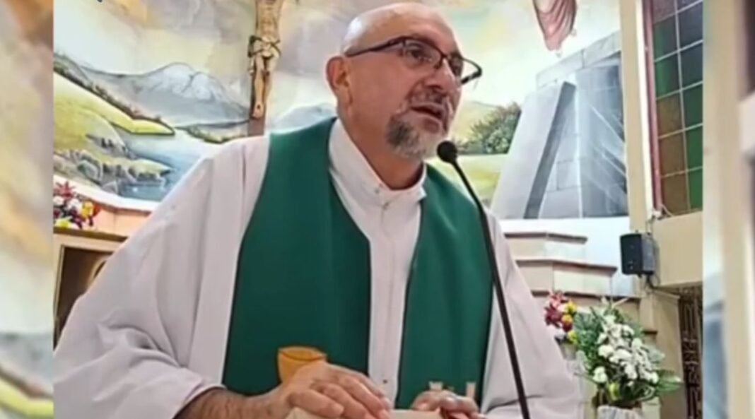 TRAGEDIA EN ECUADOR: UN SACERDOTE MURIÓ TRAS EL DESPRENDIMIENTO DE UNA CRUZ DURANTE UNA MISA. IMÁGENES SENSIBLES