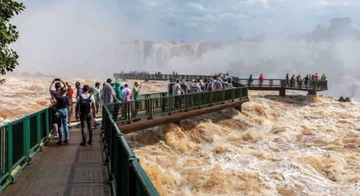 TRAGEDIA EN LAS CATARATAS DEL IGUAZÚ: VOLCÓ UNA LANCHA CON TURISTAS Y MURIÓ UN JOVEN DE 26 AÑOS