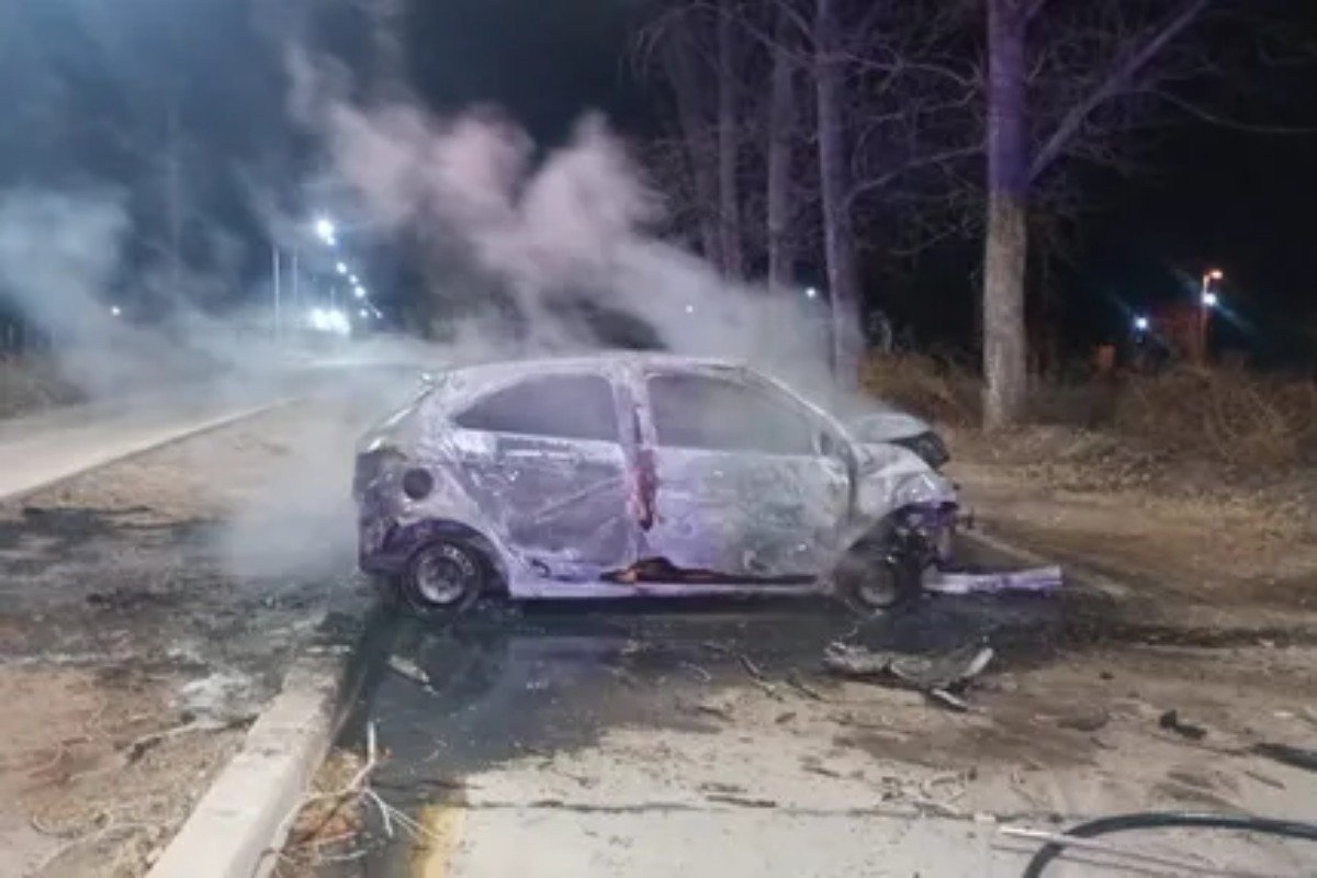 TRAGEDIA EN SAN MARTÍN: UN HOMBRE MURIÓ TRAS CHOCAR CONTRA UN ÁRBOL Y QUE SU AUTO SE INCENDIARA