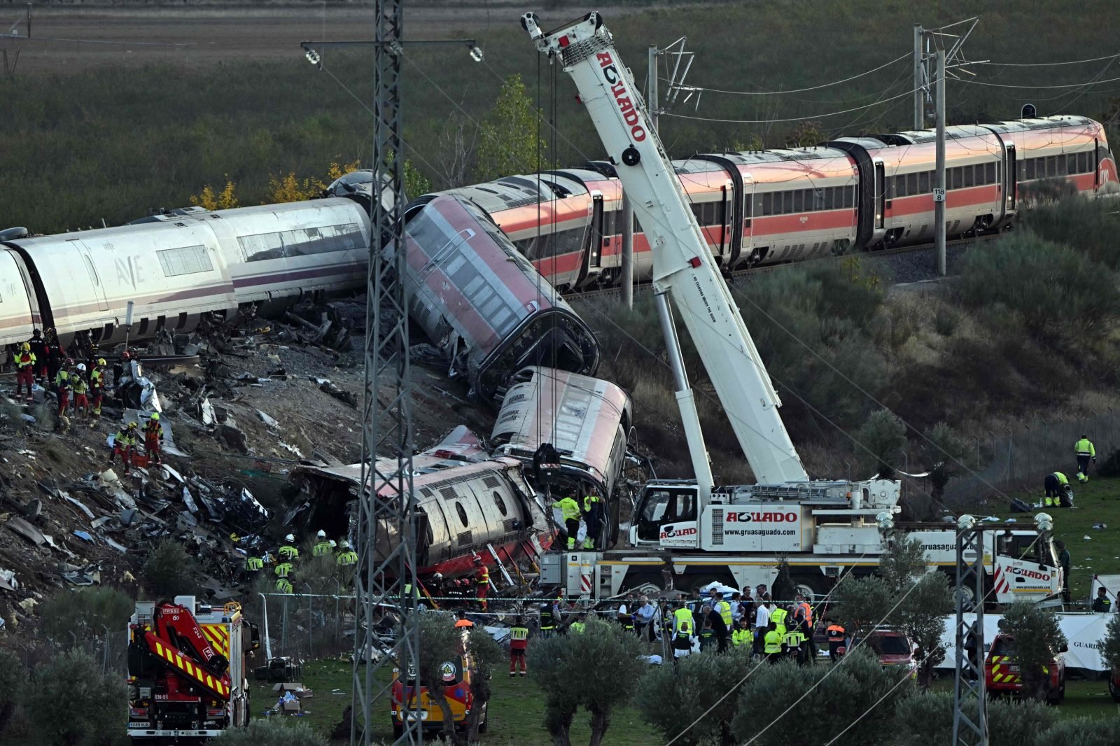 TRAGEDIA FERROVIARIA EN ESPAÑA: UN TREN DETENIDO, UN AVE QUE LO EMBISTIÓ Y UNA ORDEN QUE NADIE LOGRA EXPLICAR