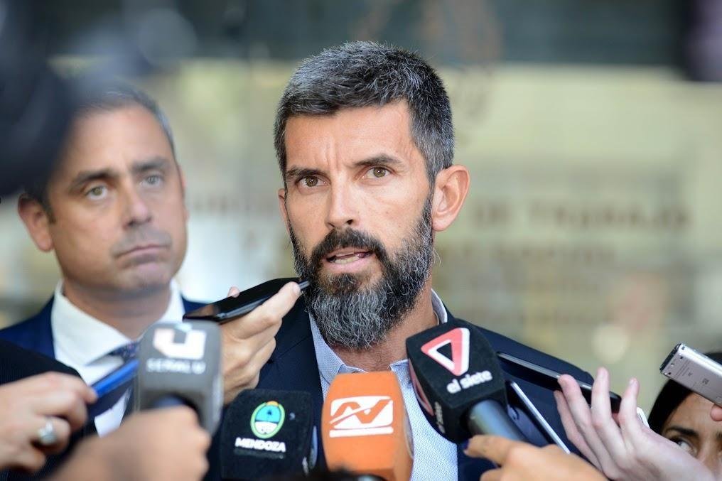 ULPIANO SUAREZ PIDE ENDURECER LAS SANCIONES EN TODA MENDOZA PARA QUIENES TIREN BASURA EN ACEQUIAS