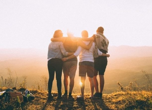 UN DÍA DEL AMIGO ATÍPICO: LA AMISTAD COMO REFUGIO DESPUÉS DE UNA FINAL QUE DOLIÓ