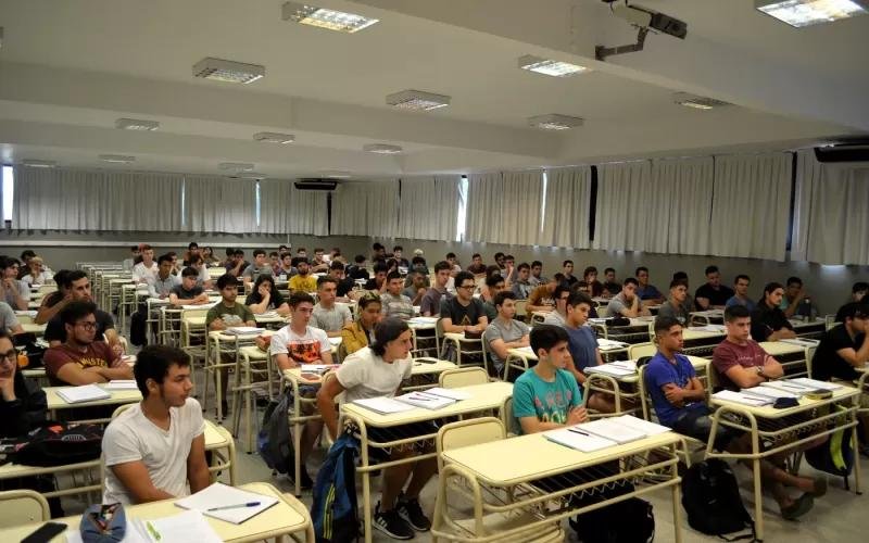 UN INFORME ADVIERTE QUE EL PRESUPUESTO EDUCATIVO NACIONAL CAYÓ CASI UN 50% EN DOS AÑOS