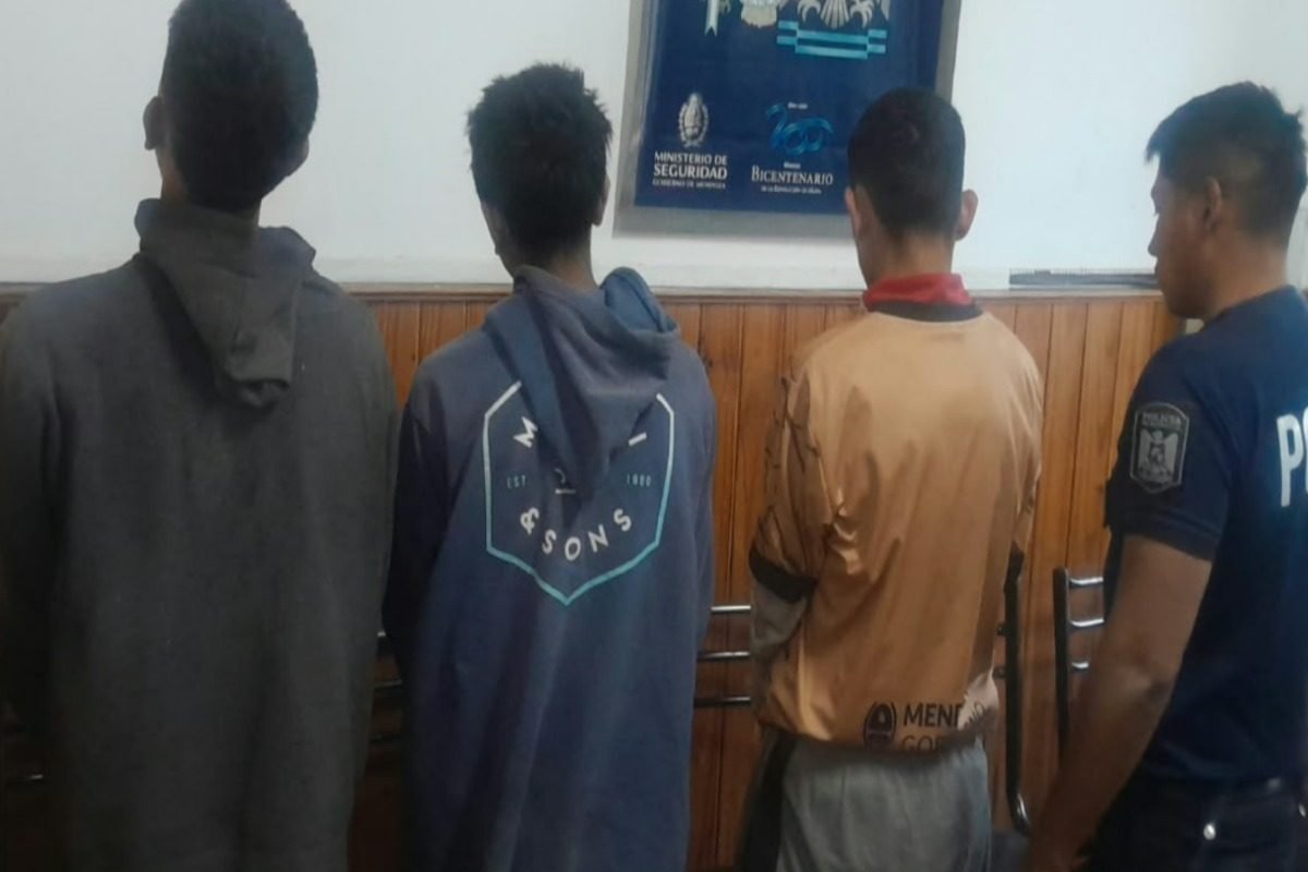 UN LLAMADO AL 911 TERMINÓ CON TRES APREHENDIDOS Y EL SECUESTRO DE ELEMENTOS EN MAIPÚ El procedimiento se realizó en la zona de las calles Sadec y 25 de Mayo, luego de que una