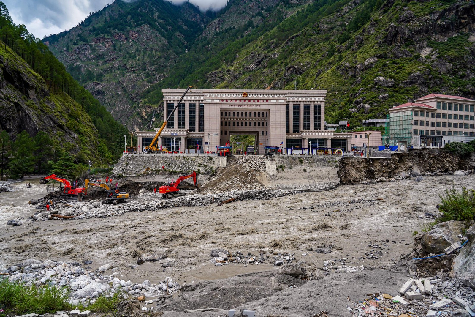 UNA INUNDACIÓN REPENTINA DEVASTÓ LA FRONTERA ENTRE NEPAL Y CHINA Y DEJÓ CIENTOS DE DESAPARECIDOS