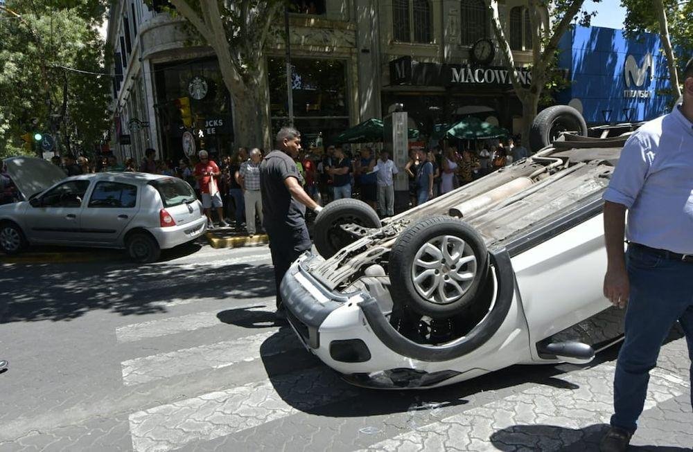 VUELCO EN PLENO CENTRO DE MENDOZA: DOS PERSONAS RESULTARON HERIDAS TRAS UN CHOQUE