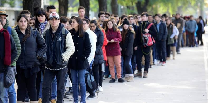 VULNERABILIDAD SOCIAL Y PRECARIEDAD LABORAL: EL 48,9% DE LOS JÓVENES EN ARGENTINA ENFRENTA UN ESCENARIO CRÍTICO